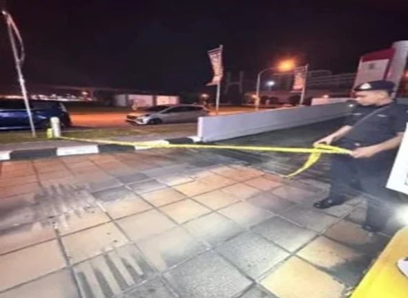 枪手追杀华青乌龙频出!掉枪、落帽、自绊,场面狼狈失控