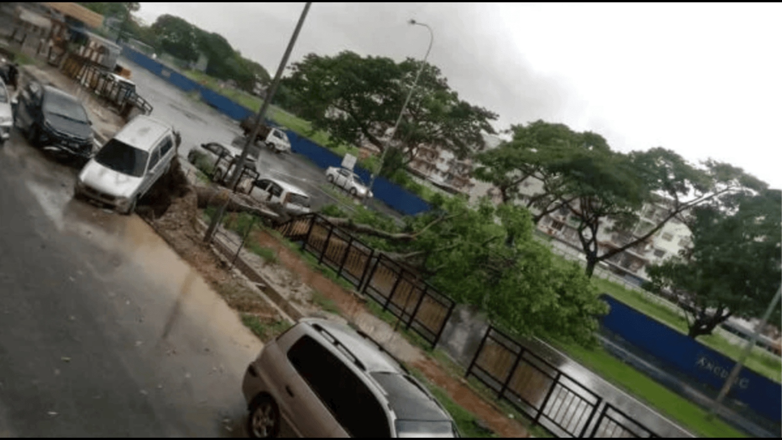 巴生暴风雨肆虐，低洼区域被淹，车辆和建筑遭损害