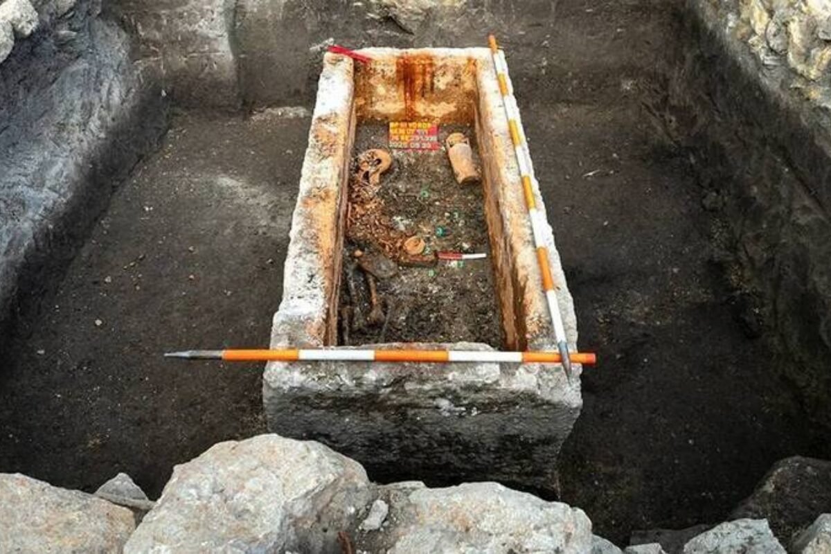 《考古奇迹曝光：1700 年罗马密封石棺现世，年轻女子与奢华陪葬品震撼欧洲》