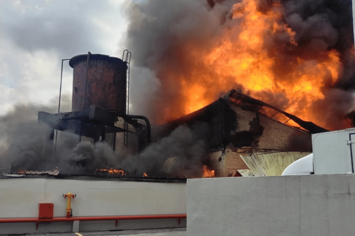 Sea Park家具厂大火 现场浓烟滚滚 居民紧张撤离